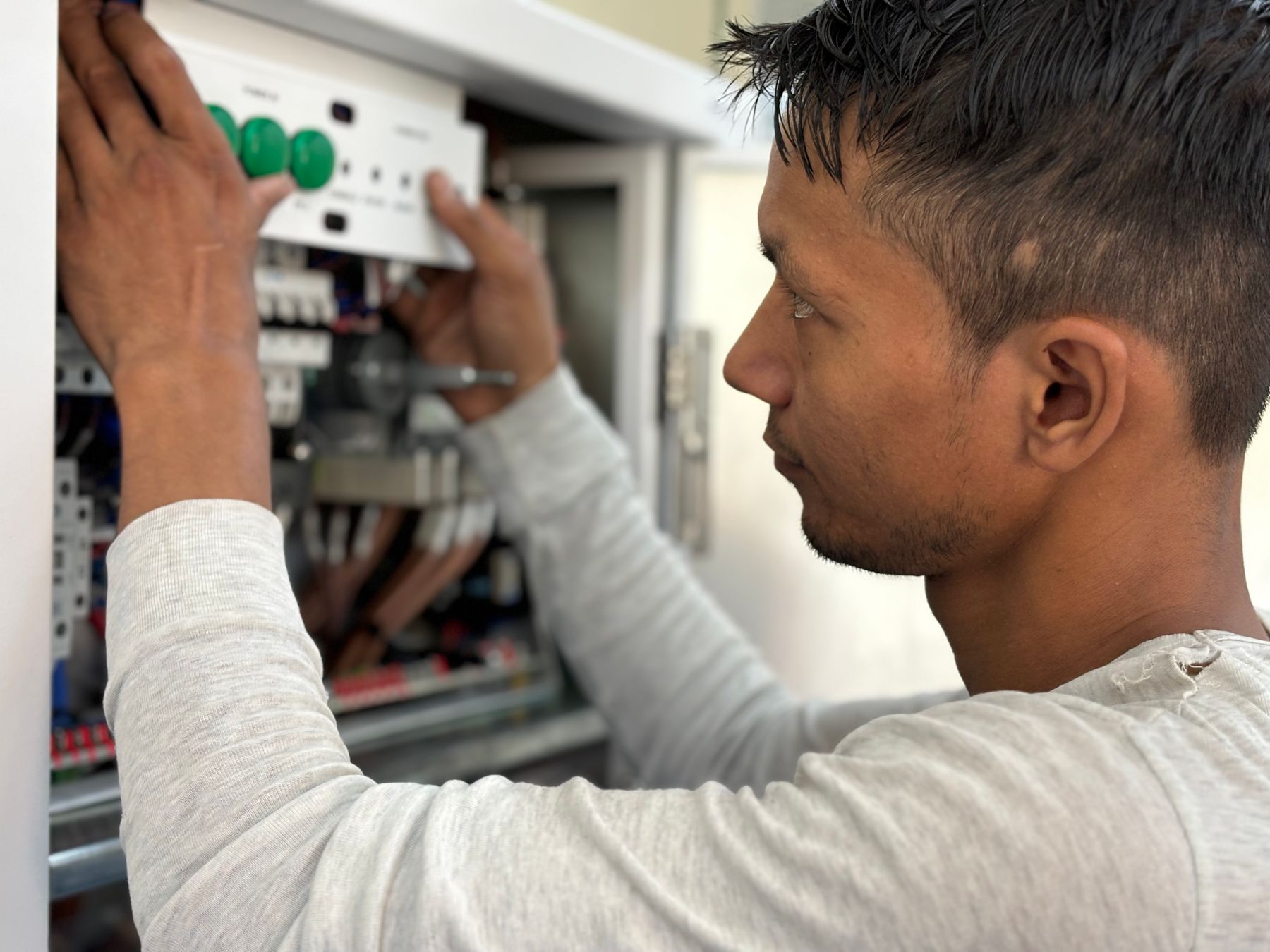 Tecnico che interviene su un quadro elettrico